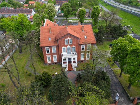 Willa Ambasador w Zabrzu na sprzedaż. Zabytkowa nieruchomość inwestycyjna z dużym terenem